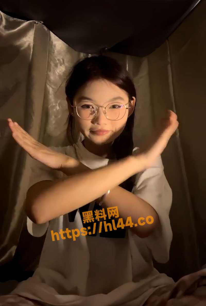 浙江杭州05年妹妹 韩依雪 在校宿舍献身给金主爸爸拍自慰福利 完美露脸玩的超嗨！