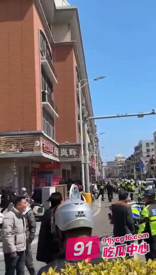 男子直播抢金店被抓！网友：“第一次见这种赛道” 配图3