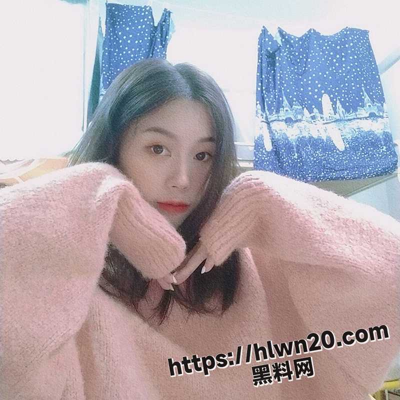 艺校女厕偷拍舞蹈美女嫩逼撒尿双镜头全露，慌乱肥臀操翻爽得鸡巴硬炸欲狂！