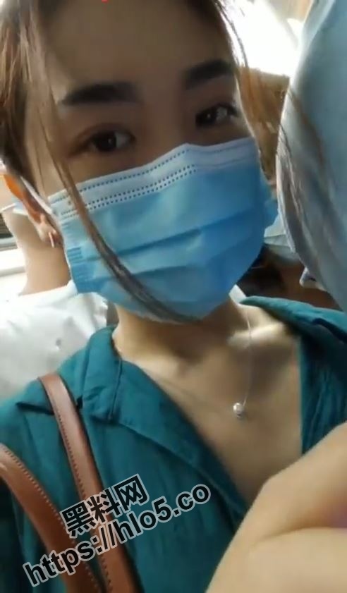 地铁上『街射涂鸦顶臀』少妇，少妇发现有人外顶猥亵，却害怕隐忍，还有一丝丝激动