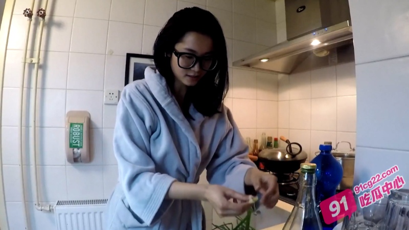 北京嫩模瑶瑶 厨房边做饭边玩逼啪啪 高潮喷水视频被挖出！ 配图3
