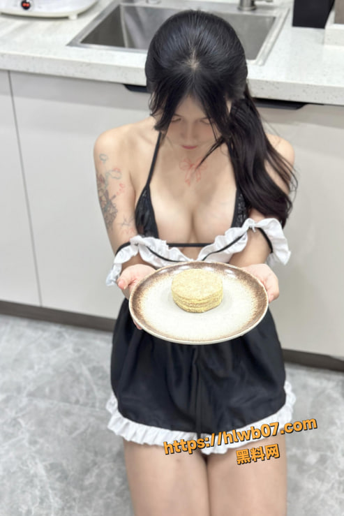 用户求瓜 鱼神 厨房诱惑黑白女仆装的致命曲线与神秘纹身狂野绽放！