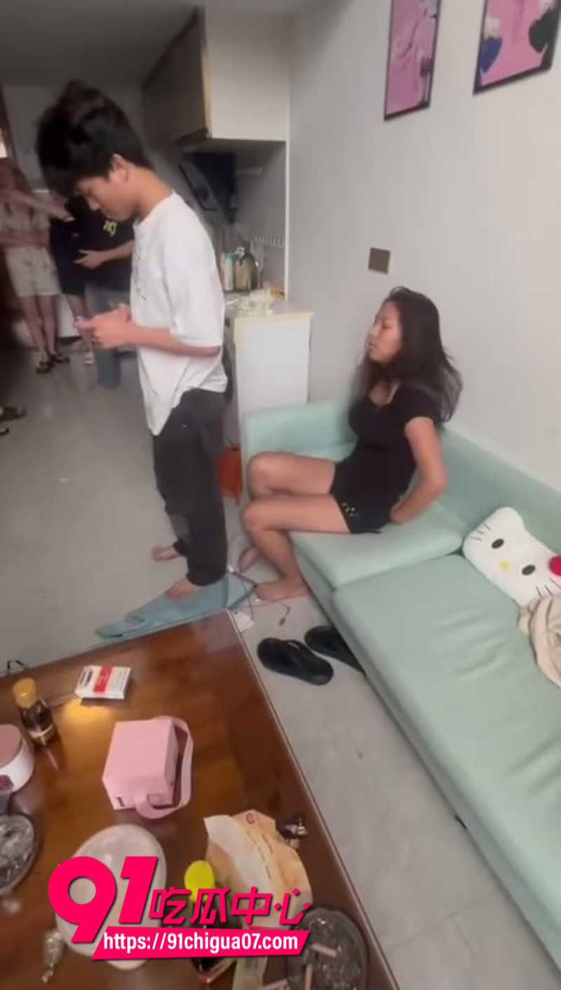 男子出轨被抓 女友带着好姐妹把小三当场暴打 现场一片混战
