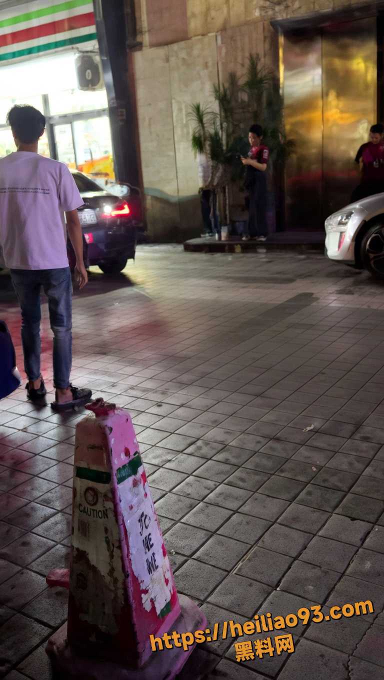 海口夜市惊魂一刻 男子开车狂撞人群 警方破窗瞬间制服嫌疑人