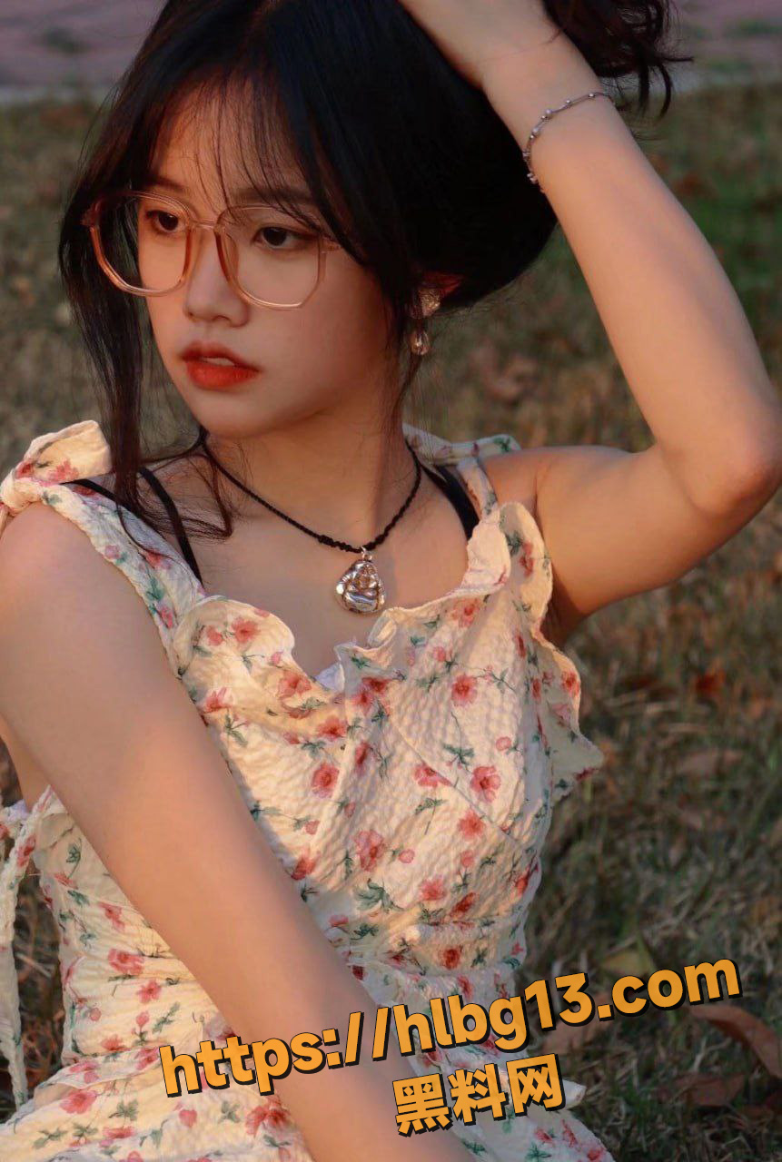 张某婧江苏高颜眼镜婊性爱流出 表面清纯背地里却骚媚无比擅长口交 淫态毕露！