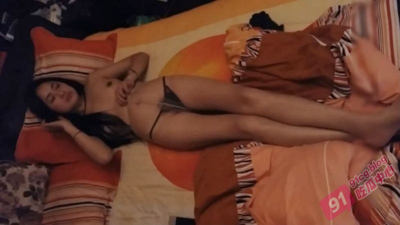 【少妇憋不住了】爱穿丁字裤的性感黑丝少妇和网友偷情啪啪 被大鸡巴彻底征服！