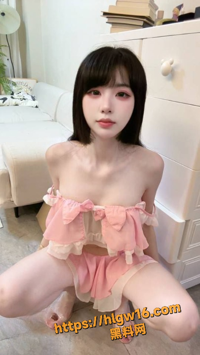 短发少女 小环肥臀巨乳白粉玉足 紫色包臀裙诱惑 宿舍自拍性感撩人曲线勾魂!
