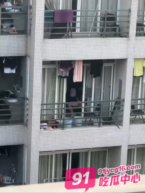 丢人丢大了！在阳台忘我打飞机 没想到被对面女寝全程直播 配图2
