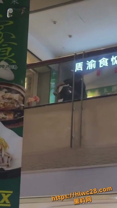 深圳横岗银信广场男子持刀伤人 受害者身中多刀倒地 医护人员紧急救治现场