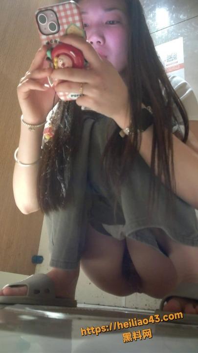 精选女厕偷拍 粉嫩妹子露脸放尿 翘臀美穴水润丝滑 珍贵私处一览无余！