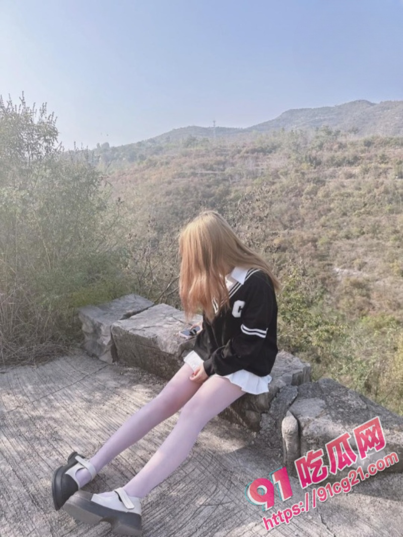 兄妹乱伦之妹妹穿上了白丝袜 用力太猛避孕套留在妹妹小穴里了！ 配图4