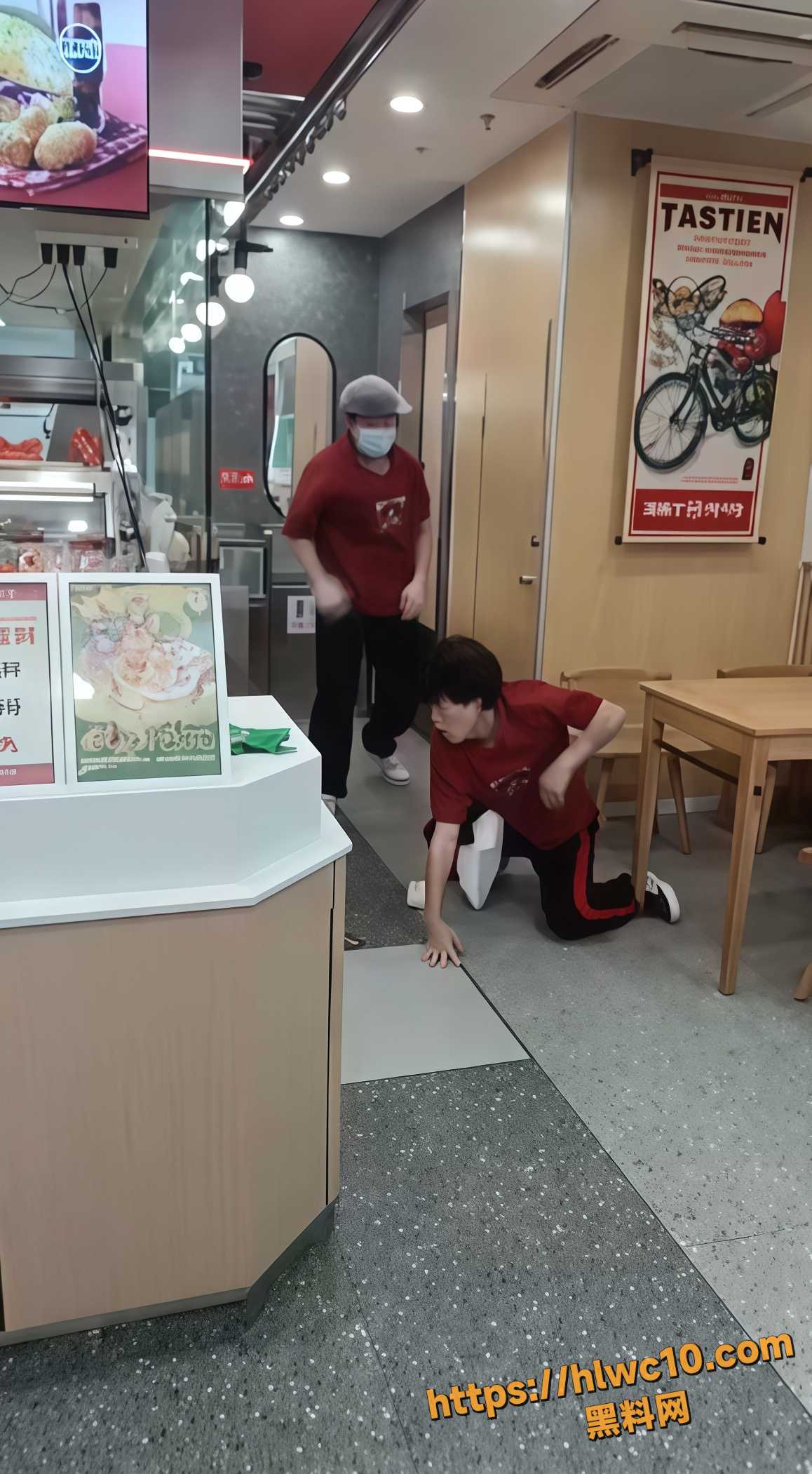 塔斯汀快餐店 红衣员工 店内打架互殴现场视频曝光
