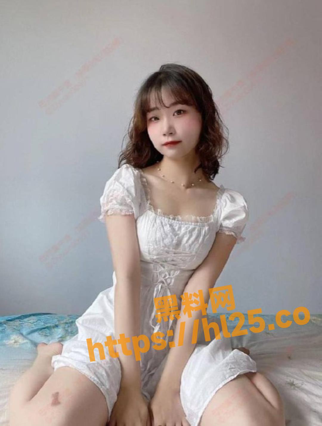 瓜友投稿换妻群里认识的广西玉林已婚幼师 撩骚一个多月拿下 双洞已开