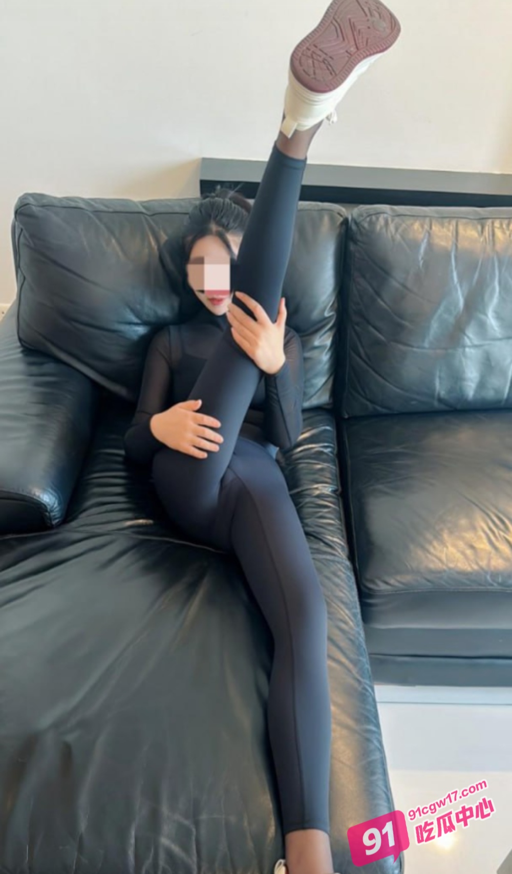 海角姐弟乱伦～性感单亲姐姐穿着开档丝袜勾引弟弟 被按在楼梯上狠狠疼爱 配图3
