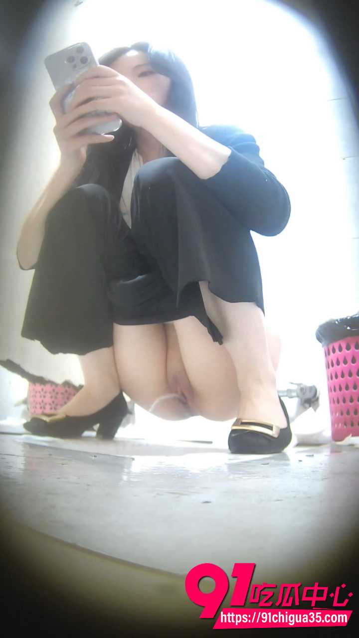 女厕偷拍美女尿尿3 女厕偷拍美女尿尿3
