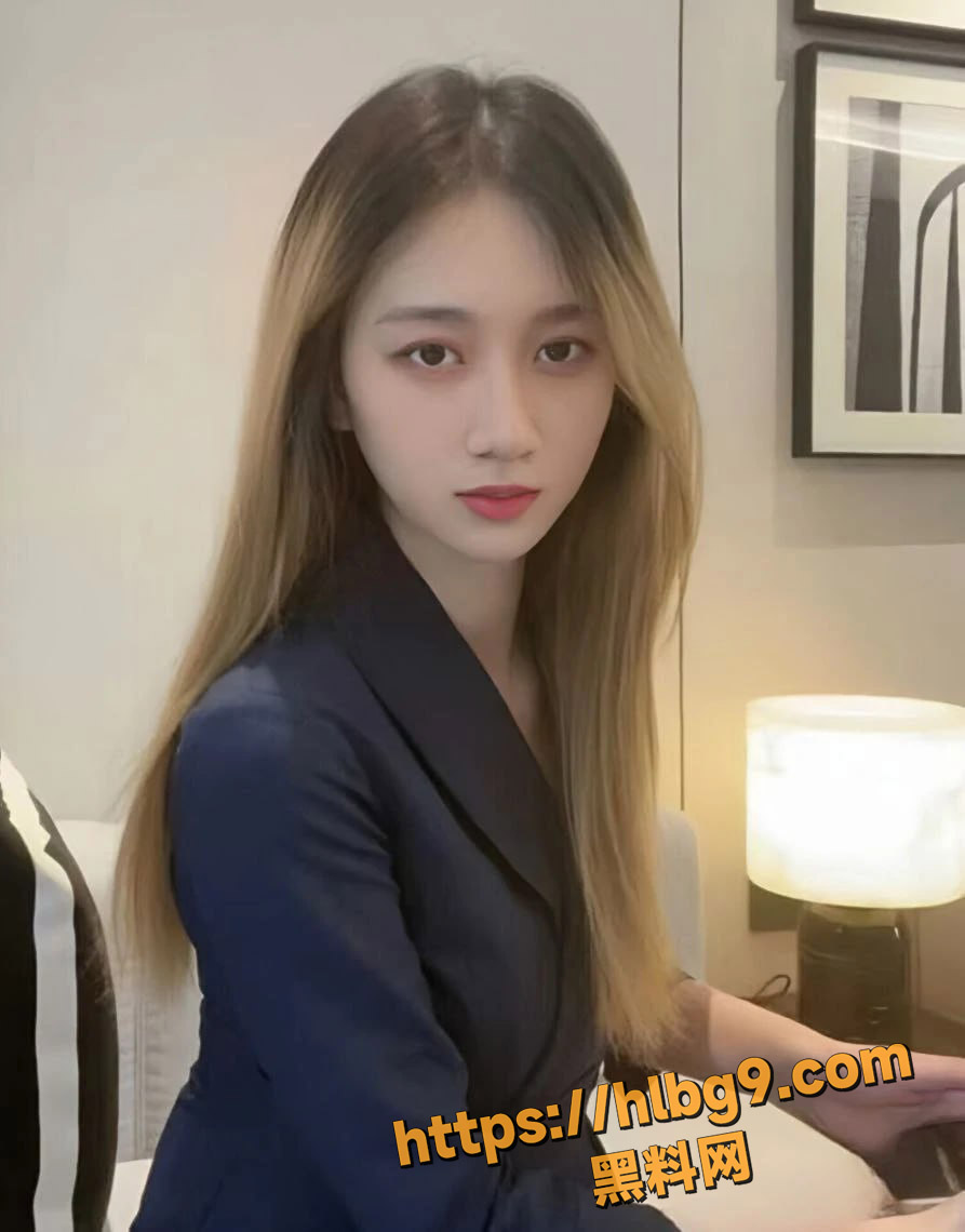 佛山顺德锐府地产女销冠程圆黑丝诱惑，精准勾引客户后进入，订单拿到手软！