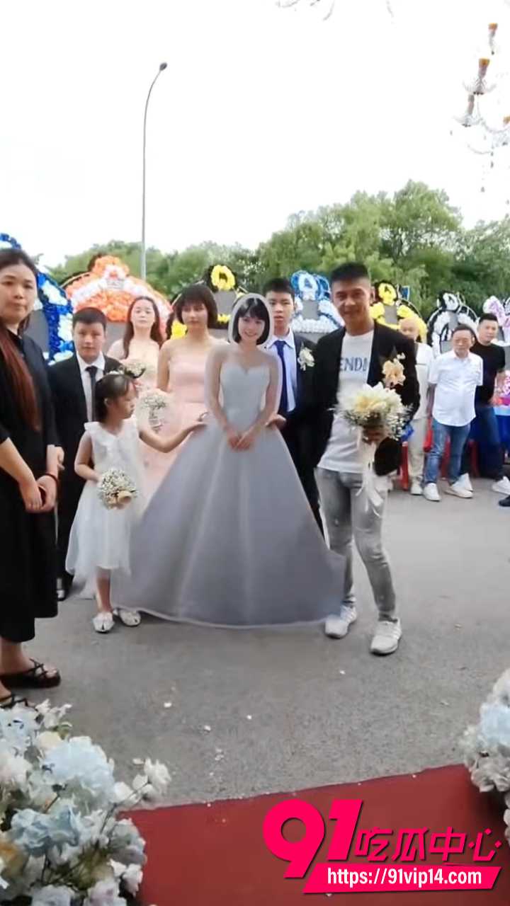 活人新郎出席冥婚仪式4