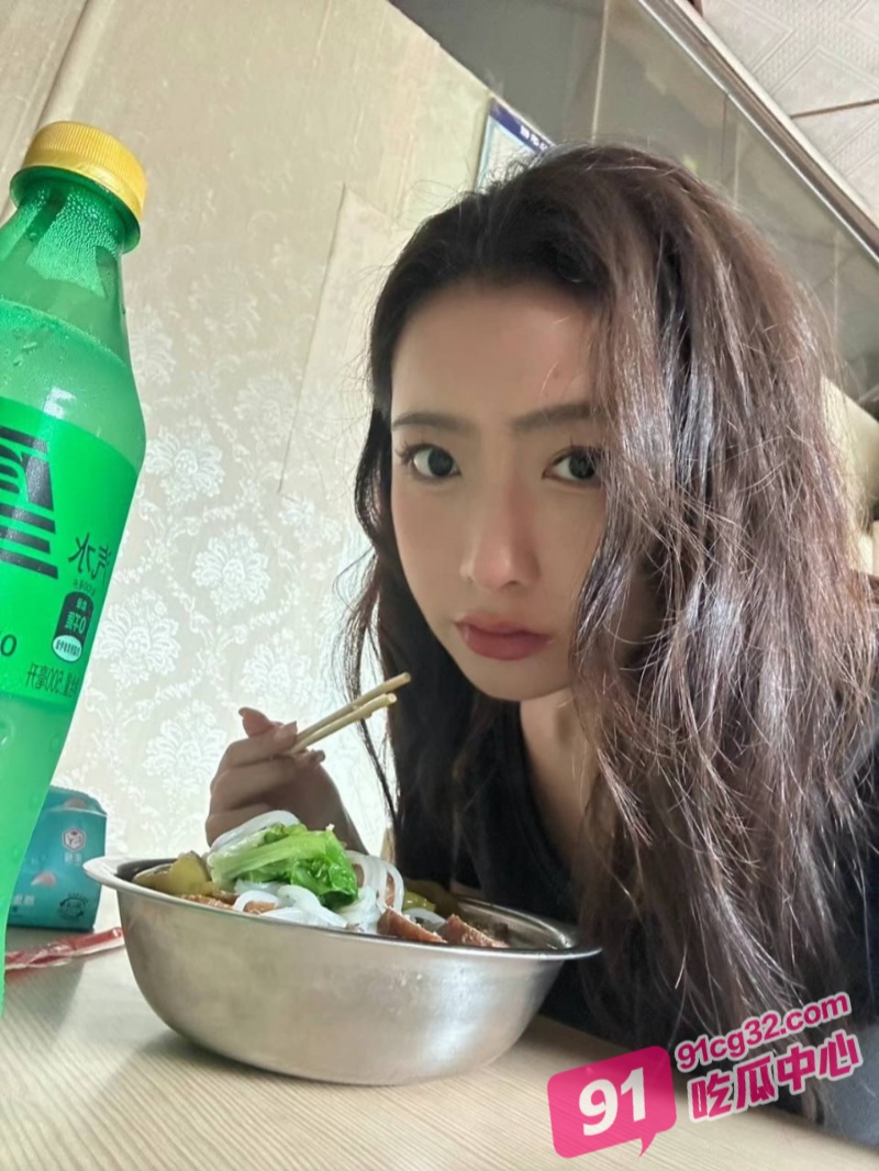 御姐神奶萌超全全裸美图整理 美貌与E奶并存的女神落地窗前对路人大方展示好身材!
