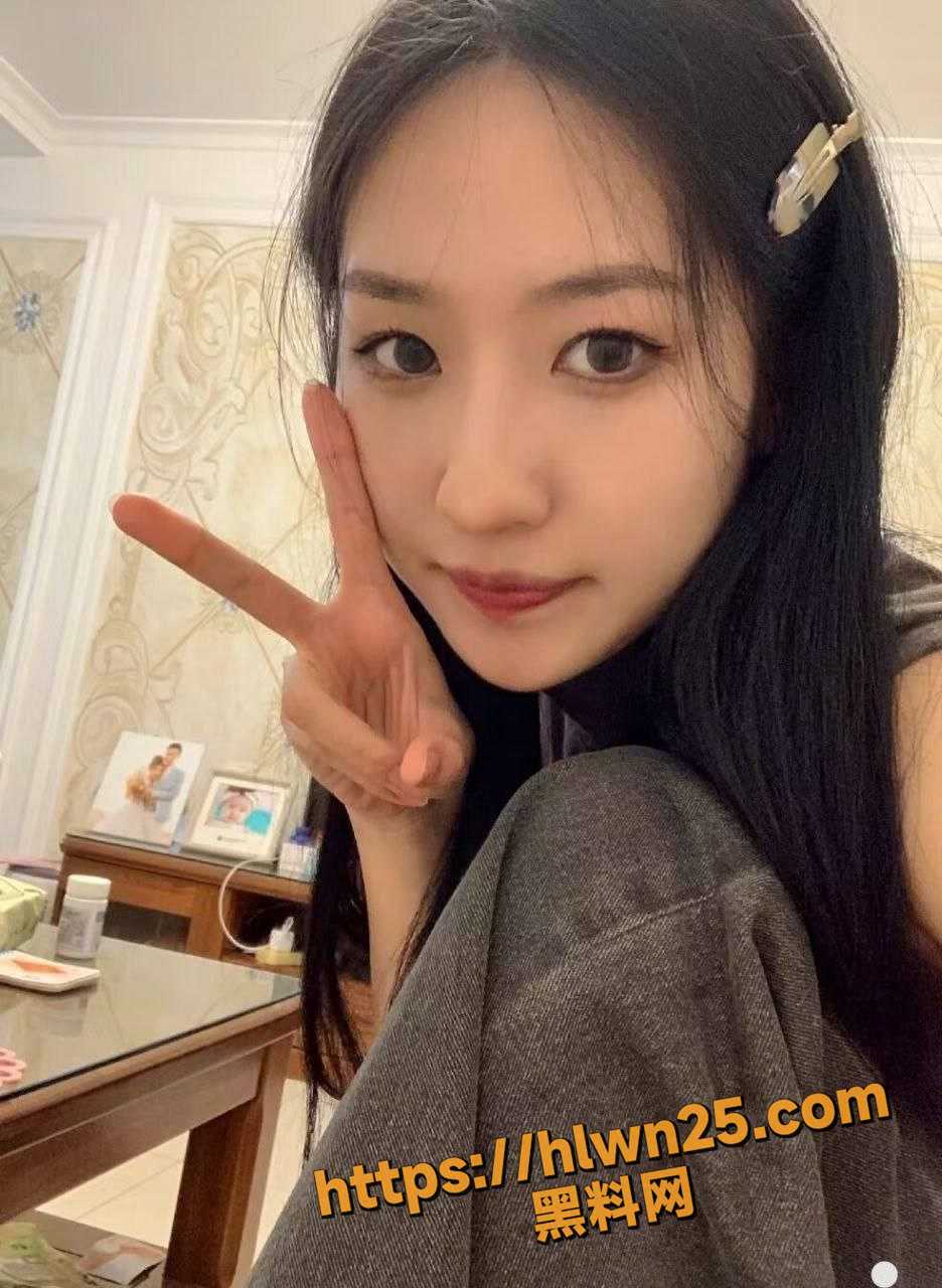 清纯美少女酒店私会情郎 表面的光鲜掩盖不住私处的肮脏 小小年纪小骚逼完全黑化属实难得一见!