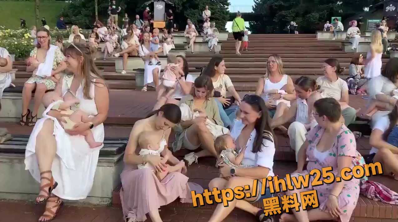 偷窥狂的福利来袭 看看波兰宝妈午后的惬意生活 带着婴儿去公园 袒胸露乳喂奶形成一道靓丽风景！