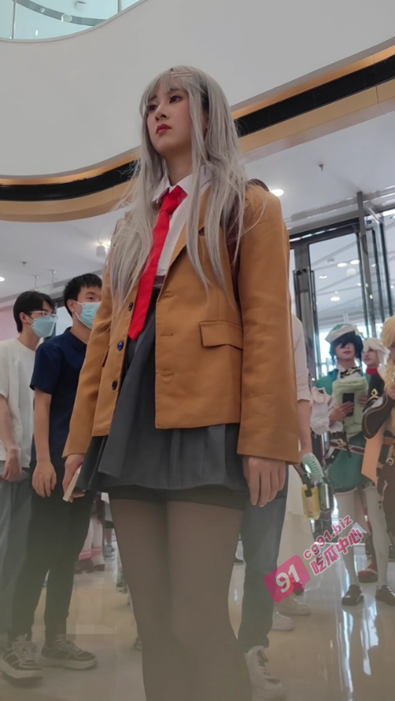 【偷拍抄底】商场动漫节抄底偷拍cos苍崎青子二次元美女     裙底黑丝性感内裤！