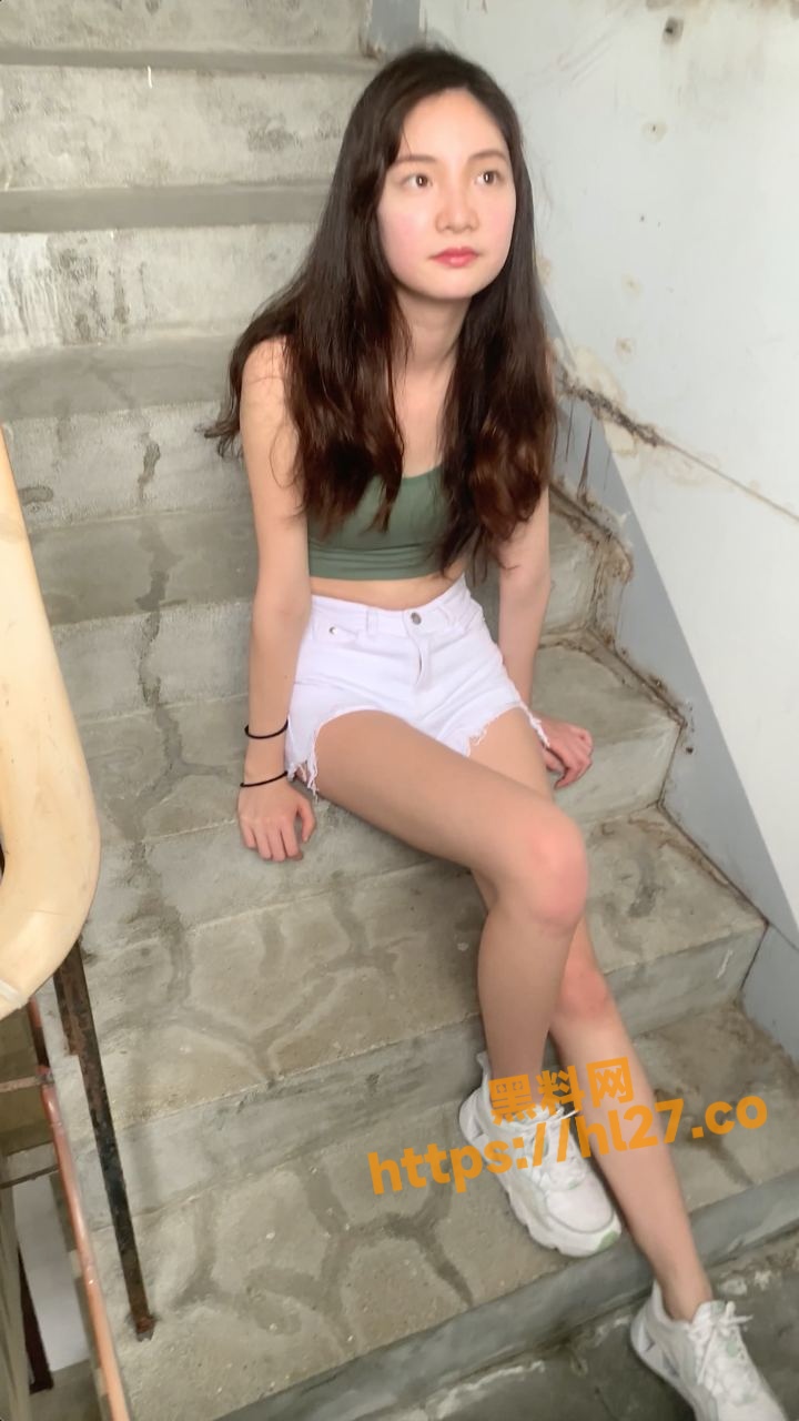 学院派系列之全是极品美乳长腿清纯大学生美眉！换衣时被摄影师偷拍且加钱即可对着大长腿撸射