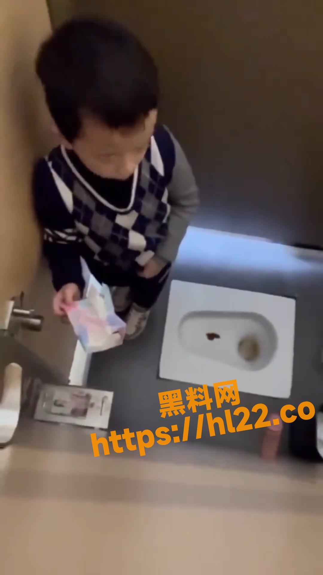 厕所里面的暴露狂，不仅暴露还录制了下来，只能说这是什么傻逼玩意？？？吓到小朋友了