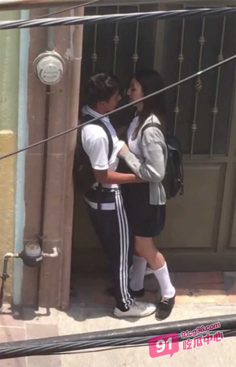 现在的学生真会玩 学生情侣白天不分场合行不雅之事！ 配图3