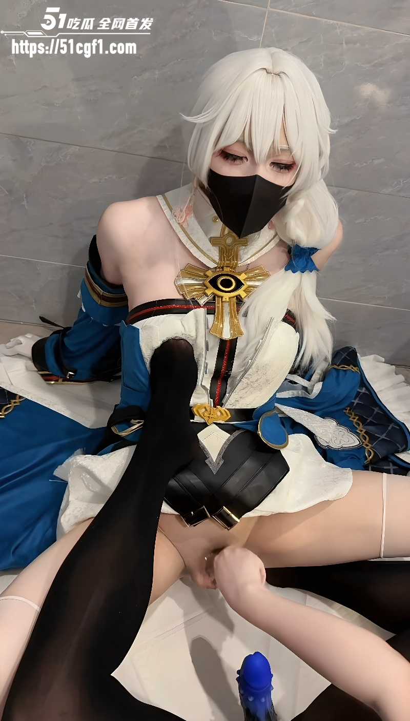 TS男娘婉莹宝宝 cos德丽莎溜进女厕所2