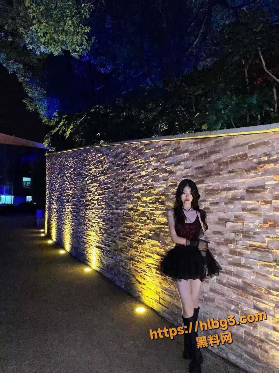 华人留学生 刘敏 被鬼佬们像狗一样的调教 床上的时候一直学狗 被后入内射 全程一直都是讨好这她的洋爹！