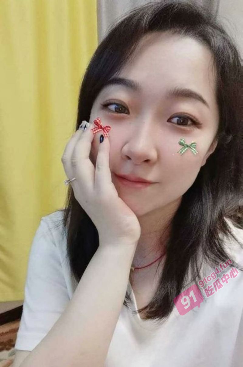极品骚母狗曝光！ 网友曝光极品母狗同事 背着男友约炮 直接三洞齐开 母狗不怒反喜 直接尖声淫叫 ！