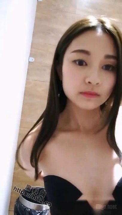 吊炸天婚礼主持，非常漂亮完美身材大三学生妹纸，带着跳蛋给人主持婚礼 这么玩太TM刺激了