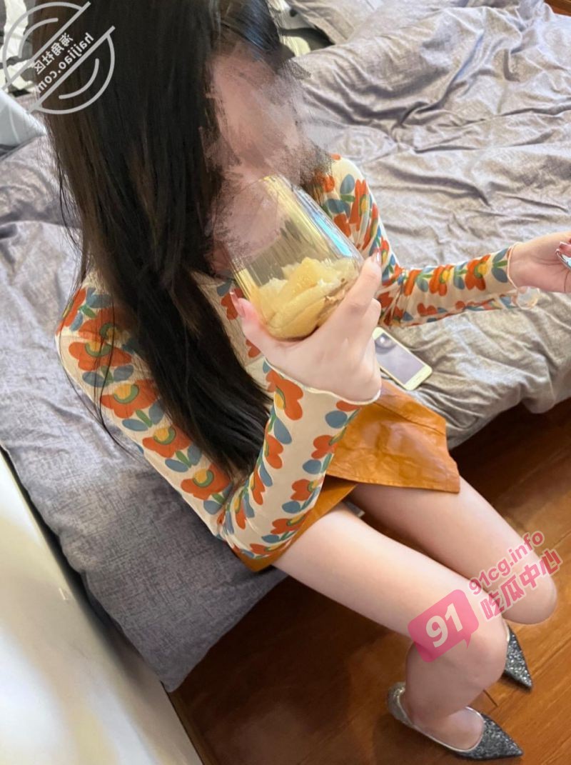 乱伦推荐~跪求骚逼姐姐穿灰丝袜给我足交 然后爆操后入姐姐 简直太爽了！