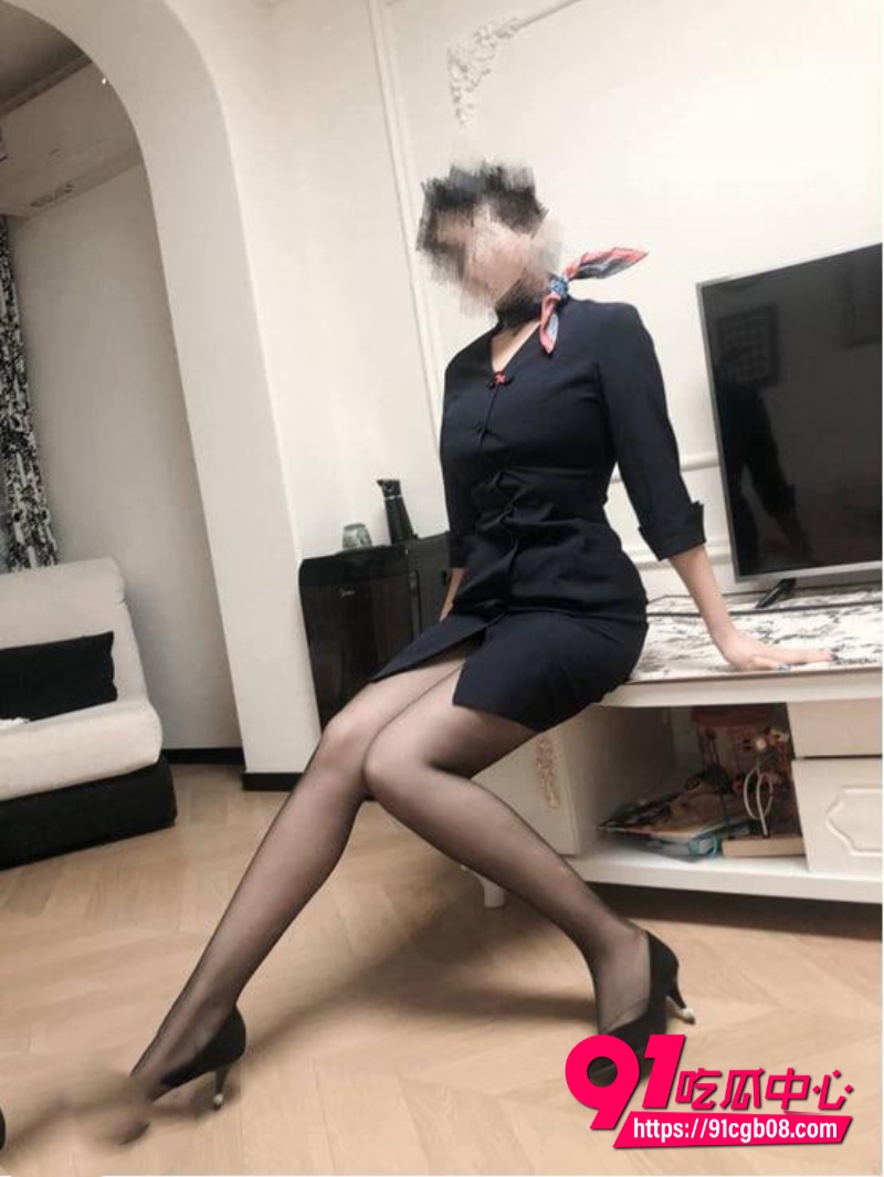 海角乱伦大神 我的空姐后妈 新作 空姐制服小妈丝袜脚足交 后入猛操娇喘求饶 轻声诉说乘客请轻一点哦