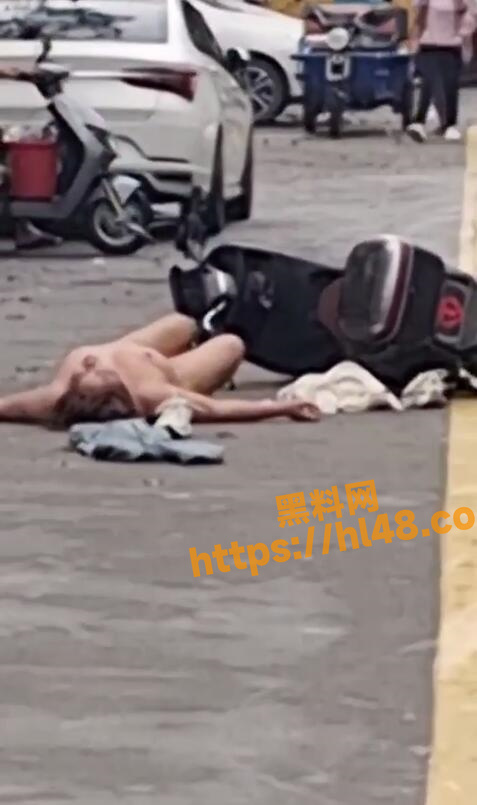 东莞大街抓奸 原配伙同人大庭广众脱小三衣服 现场一片狼藉！