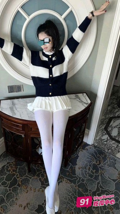 海角父女乱伦~搂着女儿在沙发上做羞羞的事情！