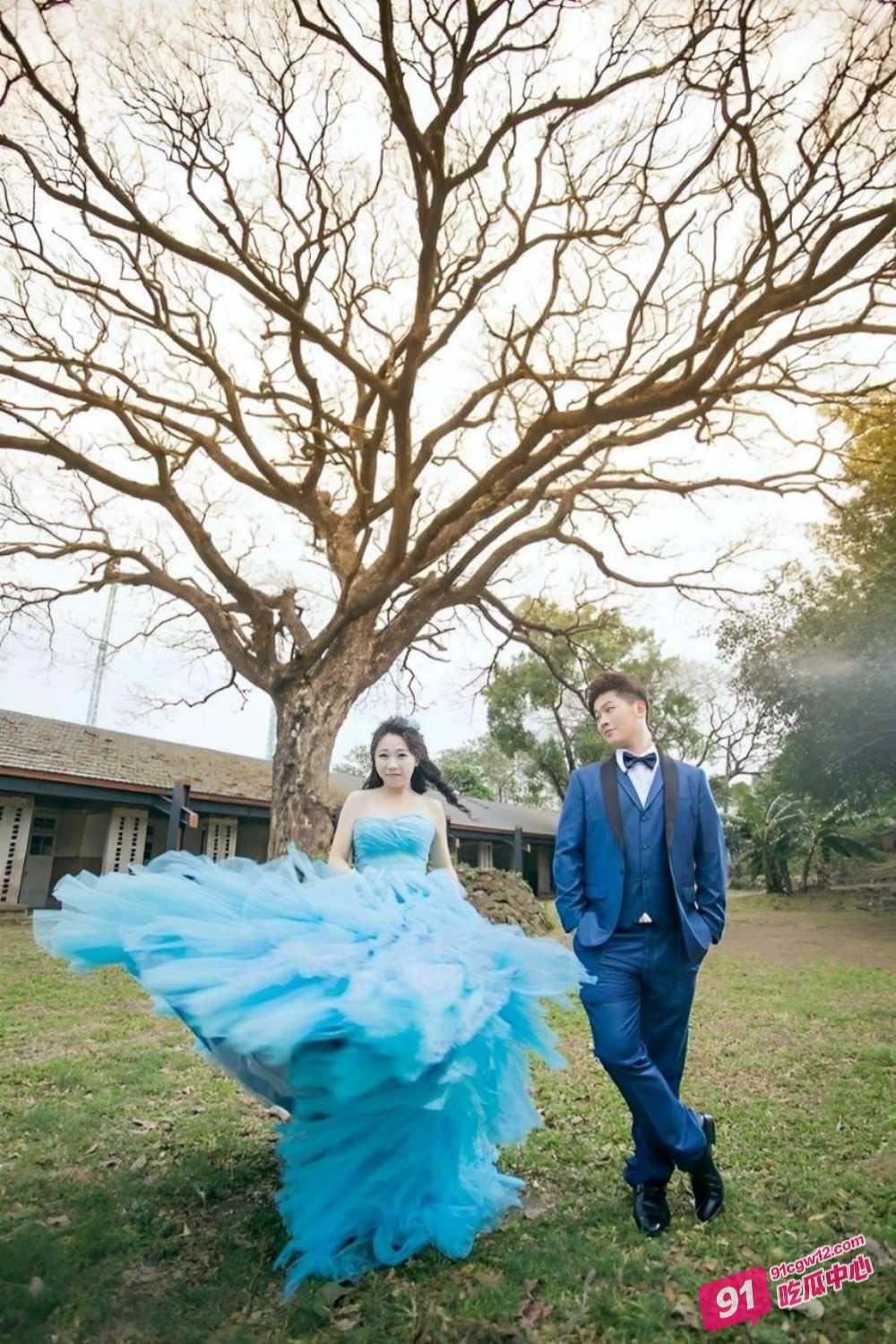 湖南淫骚少妇陈林面基网友约炮 被调教成口活一流的母狗 低头吸吮龟头十分沉醉