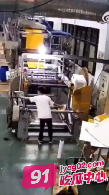 慎入!越南小伙违规操作被卷进机器 短短5秒全身骨头断裂