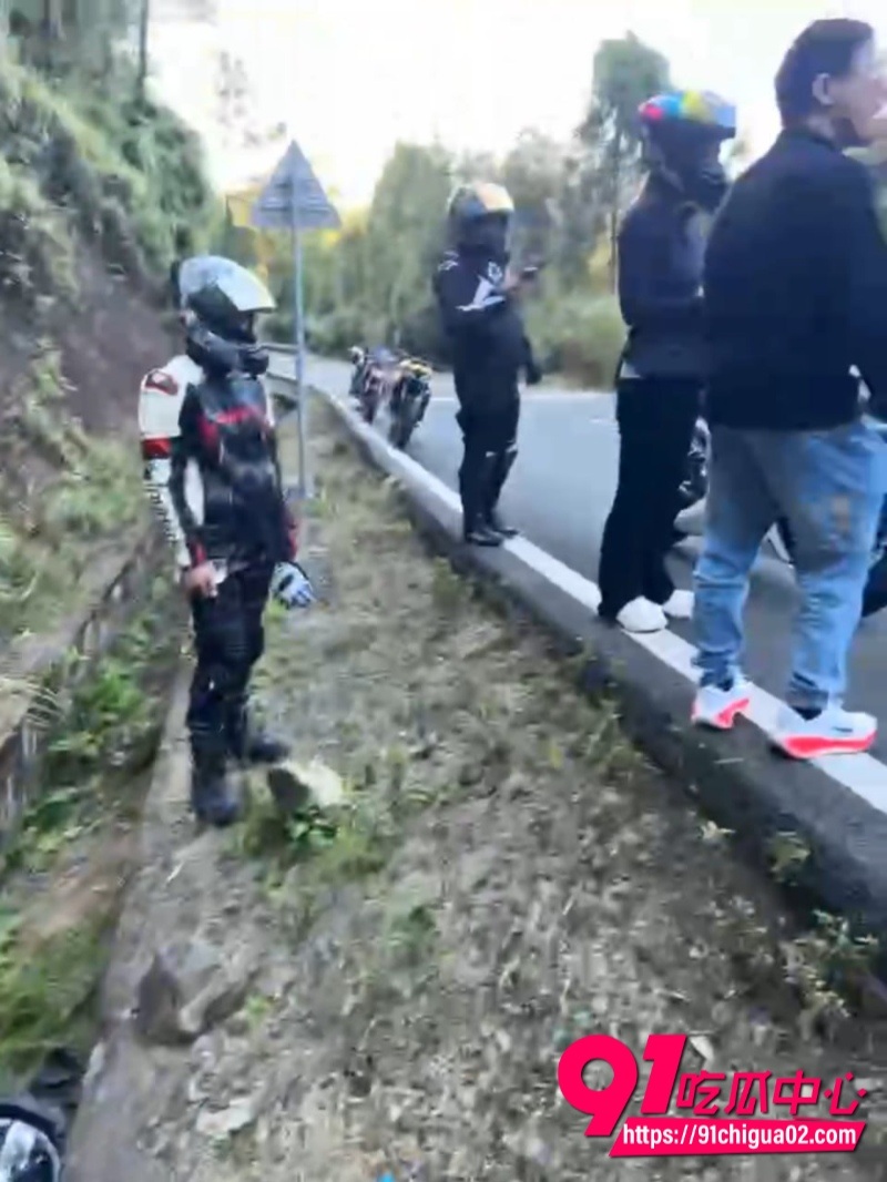 桂山袁聪摔车 估计腰已经断了6