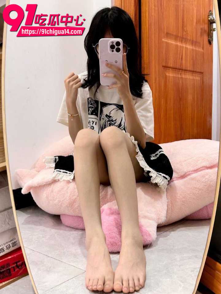抖音小网红萌梨梨换号继续卖逼 白丝美腿翘臀照狂发 现在玩正当时