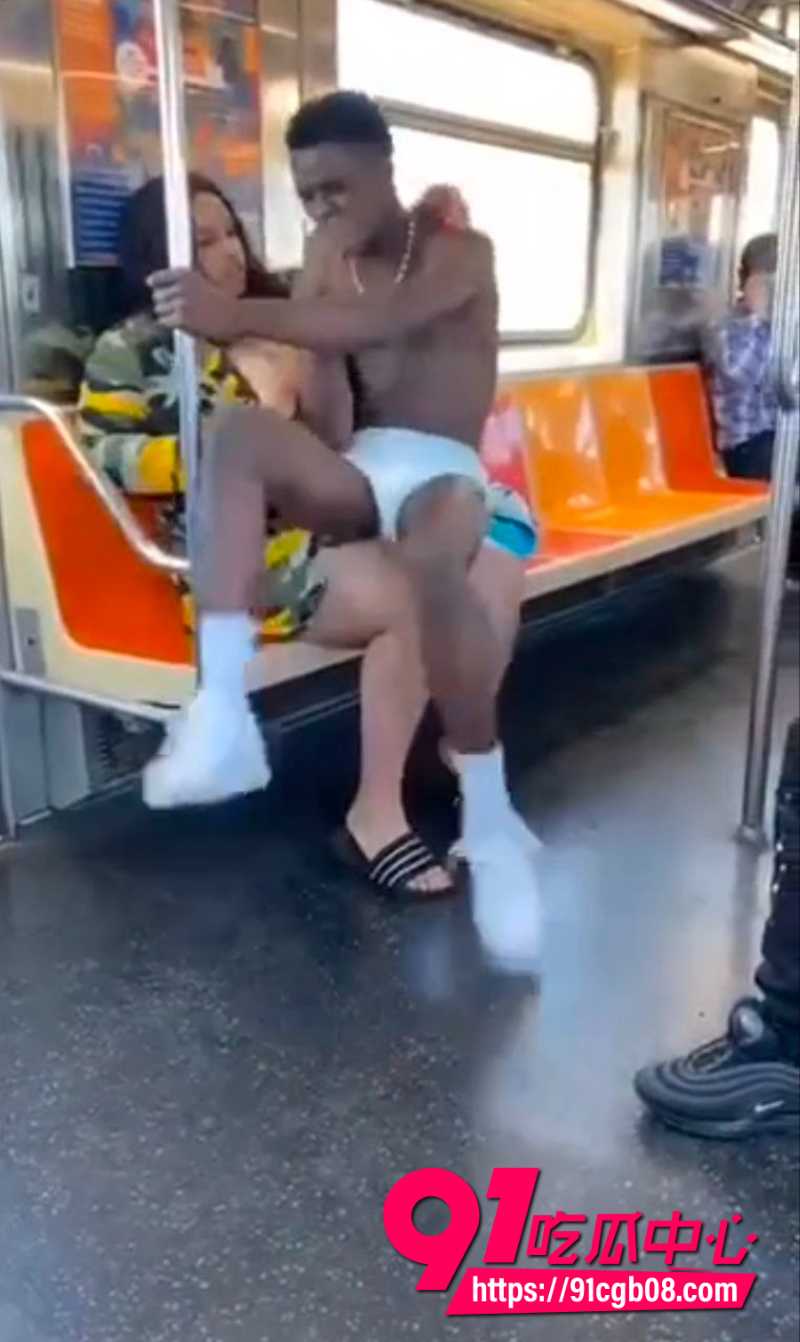 母亲在地铁上给自己二十岁的儿子喂奶5