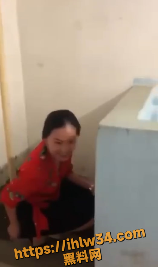 国内老式蹲坑女厕真实拍摄 要不说还是少妇会玩呢 真放的开对着上厕所的闺蜜一个一个怼脸录视频！