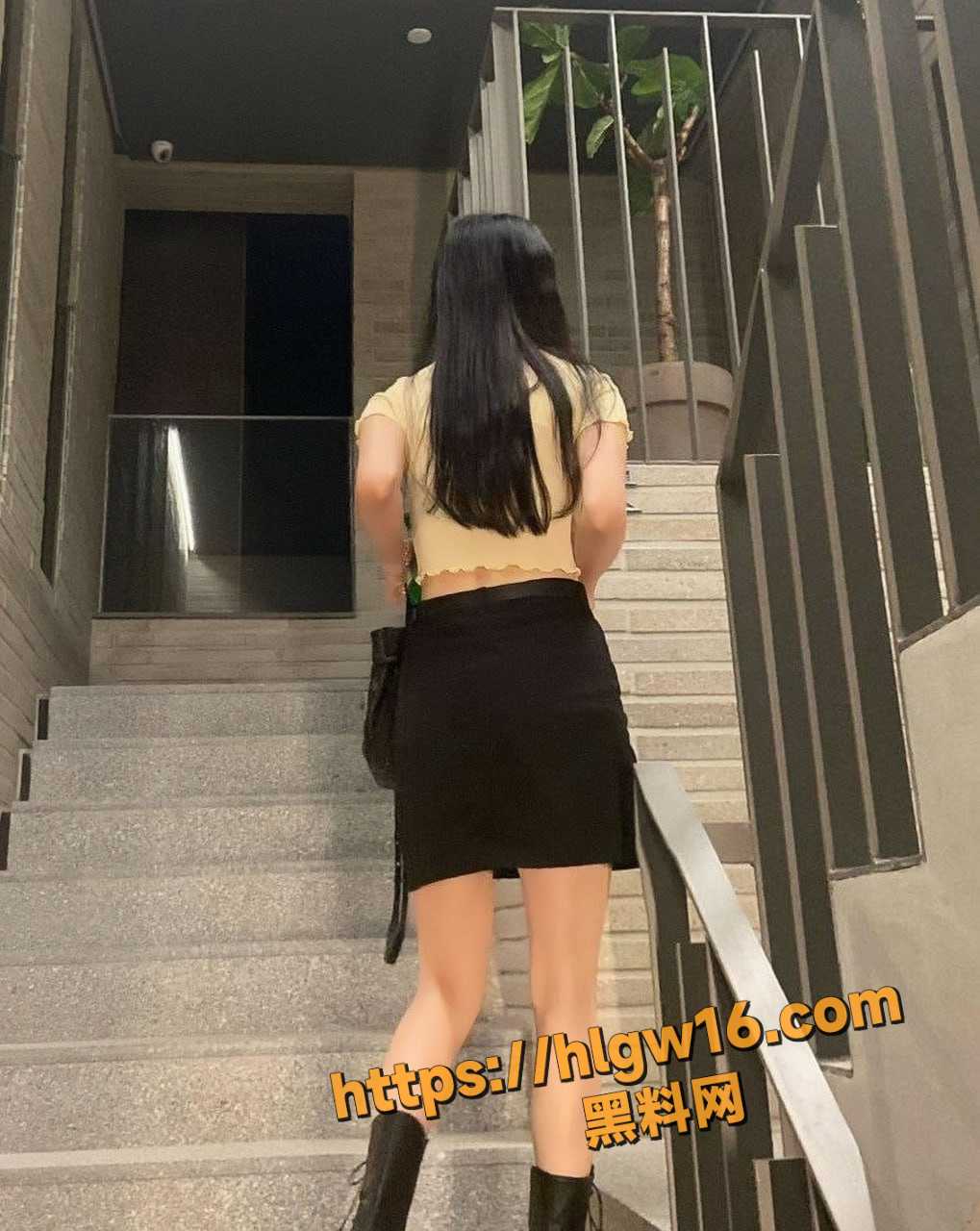 北艺高颜值学妹 李晓晴 为留京堕落富二代母狗 拉闺蜜双人侍奉放荡场面血脉偾张!