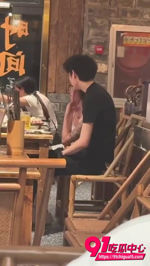 眼镜妹餐厅摸男生鸡巴视频5