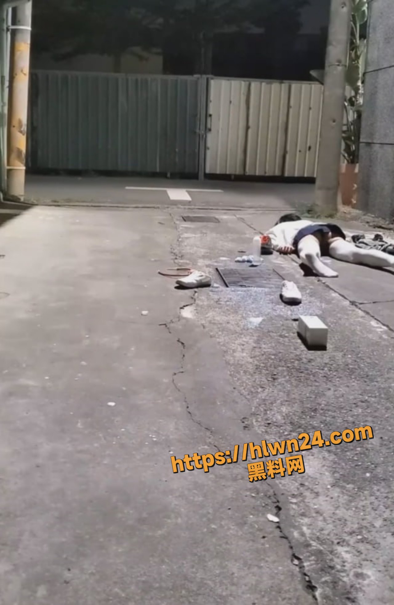 真实捡尸！JK妹子醉倒在小巷子内 被路过的小哥摁在地上撩开裙子就是一顿猛操 还疯狂口爆 简直爽翻了！