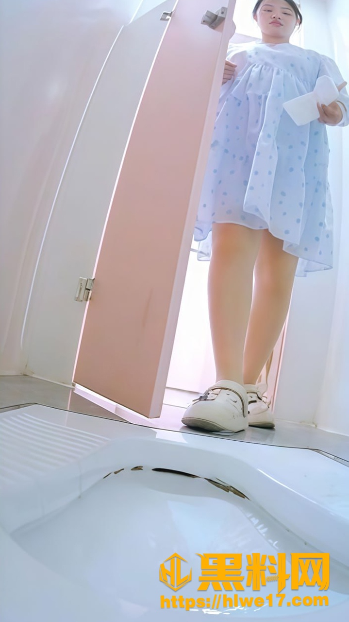 漫展女厕高清偷拍 美女换衣服全裸身姿展示 大小便对准镜头毫无防备