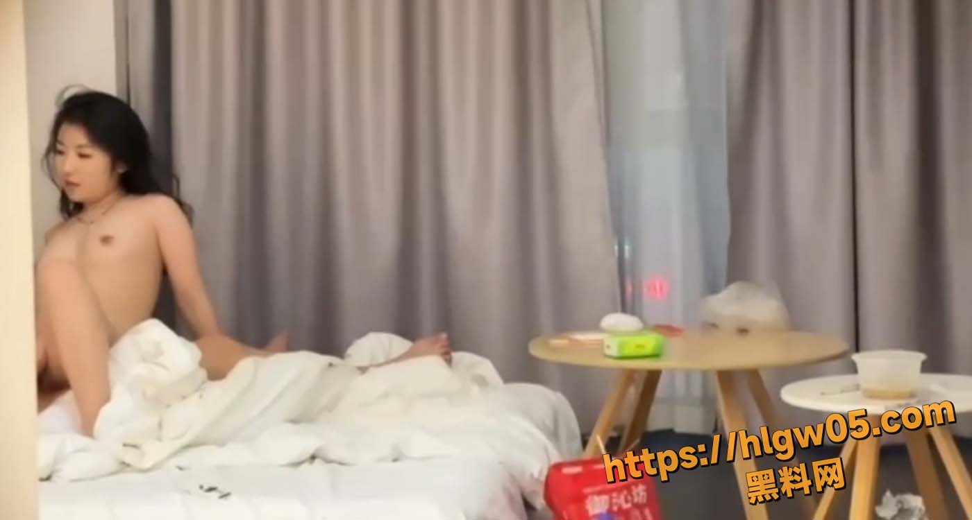 吉林延边景区 酒店猫眼偷窥 眼镜小伙带高颜值妹子酒店开房被服务员偷看 小伙抱着操精子射到嘴里