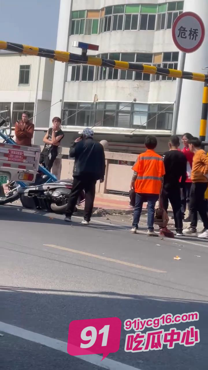 倒霉一刻！骑车上路一瞬间被爆头 又是大车司机不容易？ 配图2