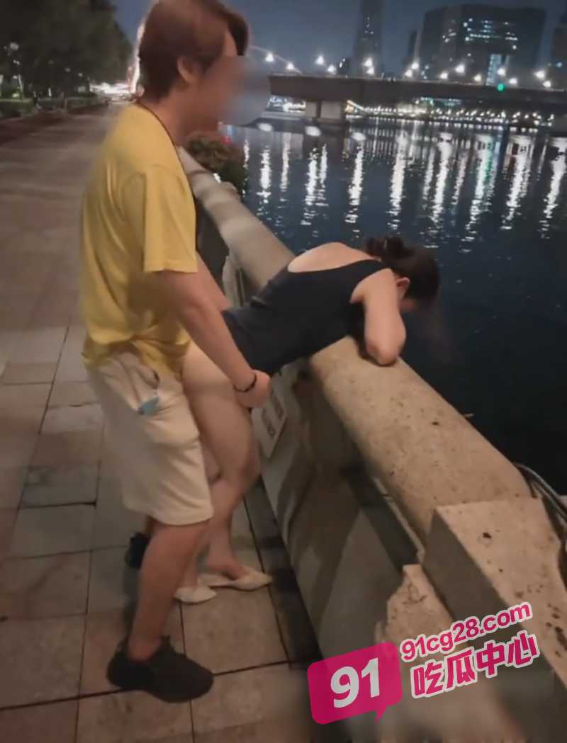 绿帽界天花板 宇宙的琴弦广州小蛮腰野战 让单男爆操老婆！ 配图3