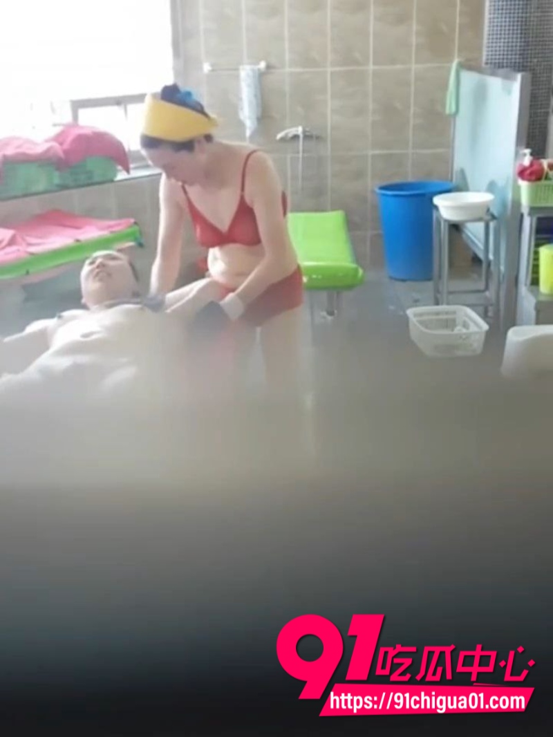大神爬墙偷窥洗浴中心美少妇光溜搓澡水花四溅3